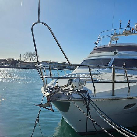 Nuit Insolite Bateau A Quai - Port Saint Louis Du Rhone Kültér fotó