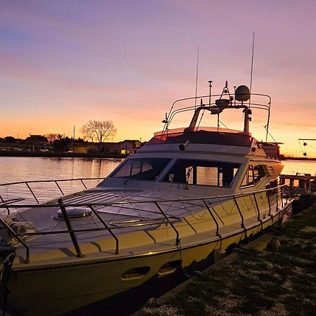 Nuit Insolite Bateau A Quai - Port Saint Louis Du Rhone Kültér fotó
