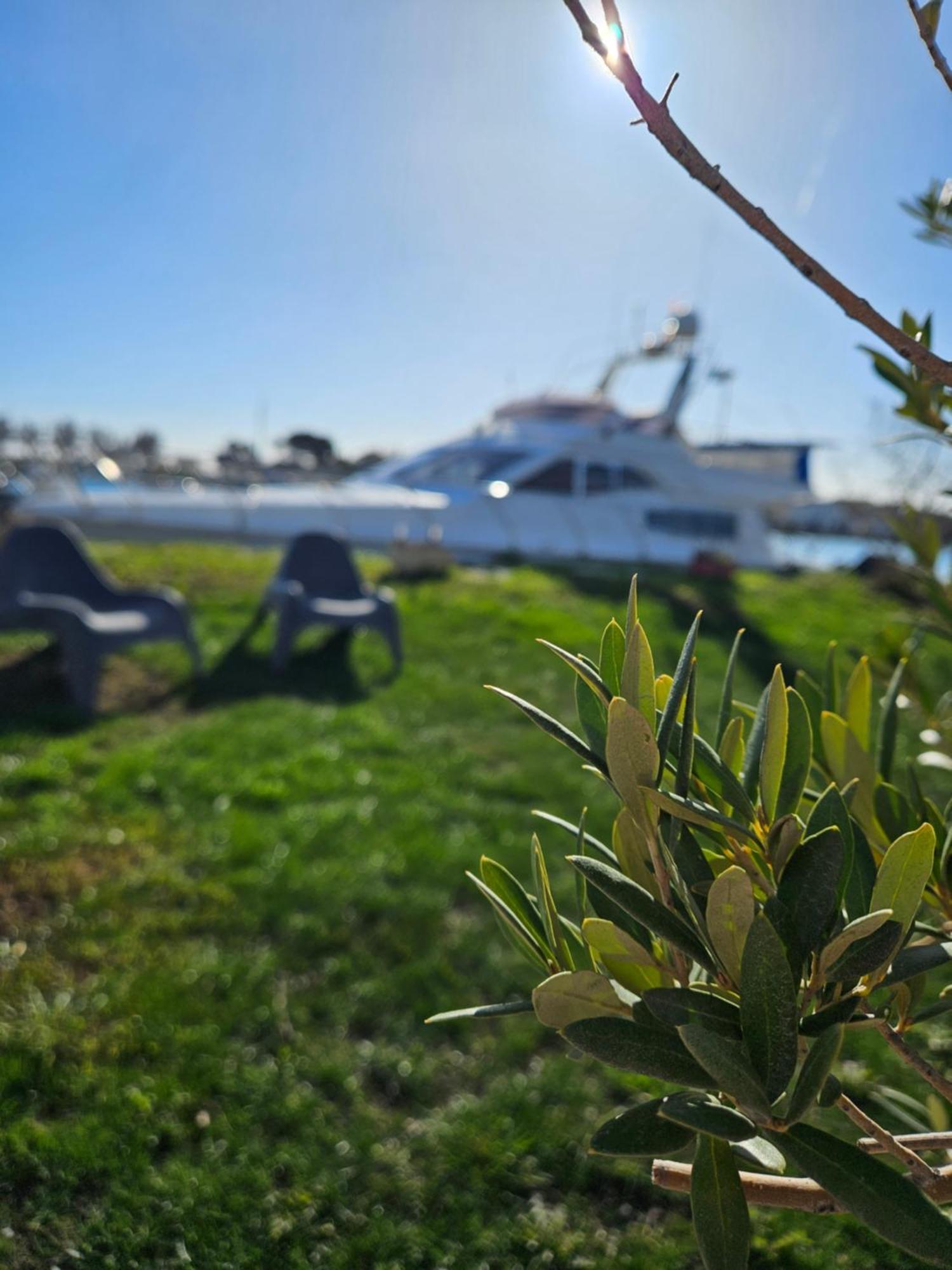 Nuit Insolite Bateau A Quai - Port Saint Louis Du Rhone Kültér fotó