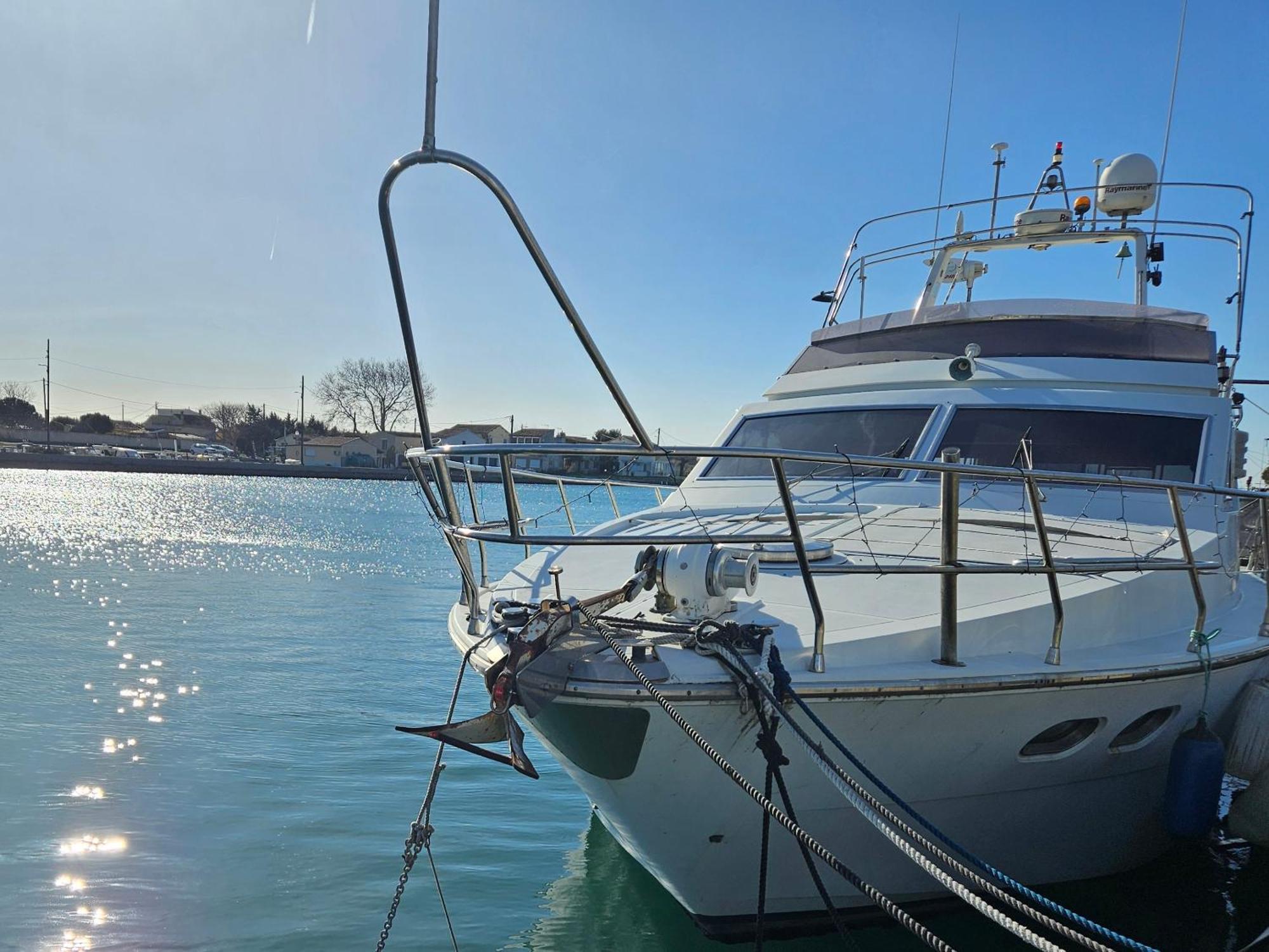Nuit Insolite Bateau A Quai - Port Saint Louis Du Rhone Kültér fotó