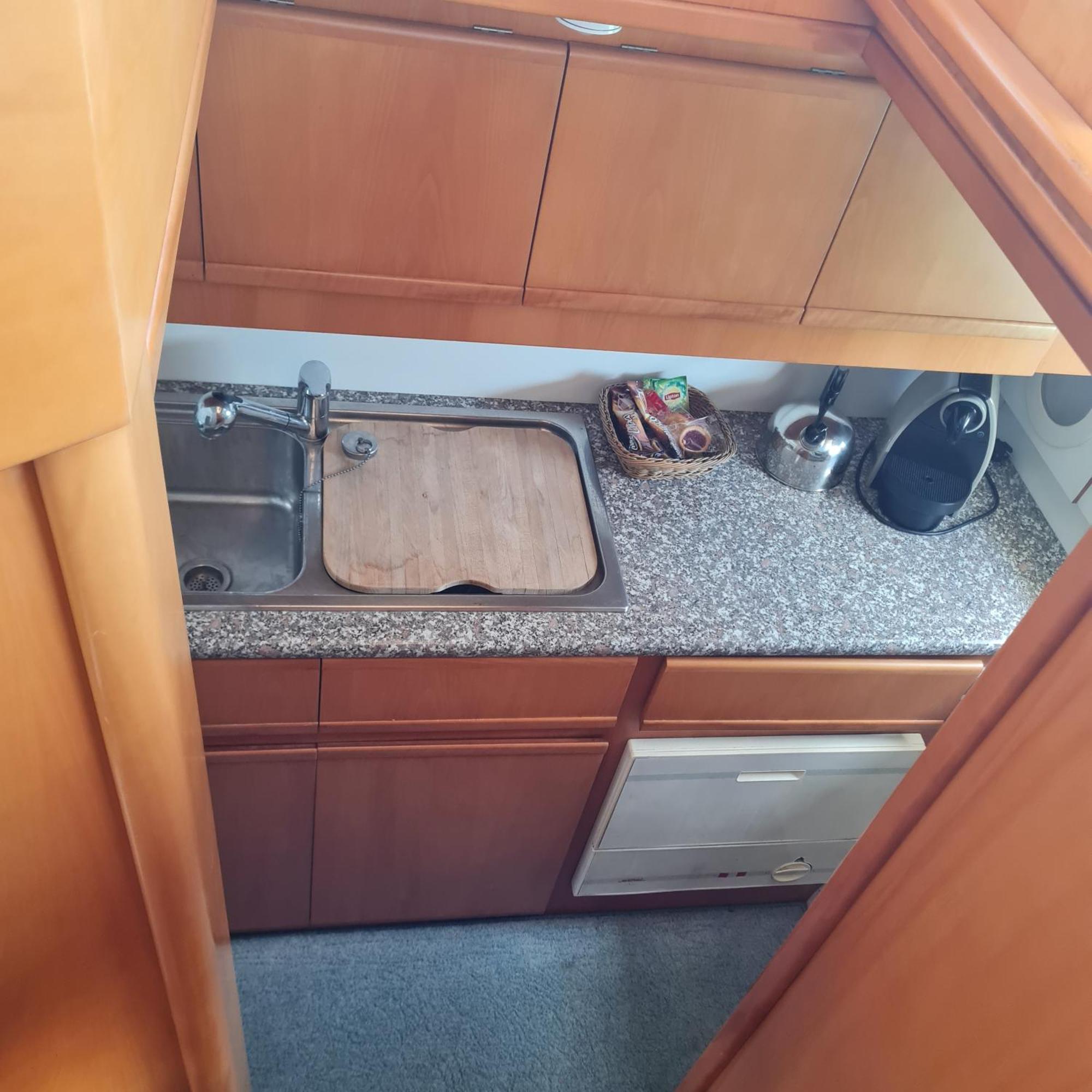 Nuit Insolite Bateau A Quai - Port Saint Louis Du Rhone Kültér fotó