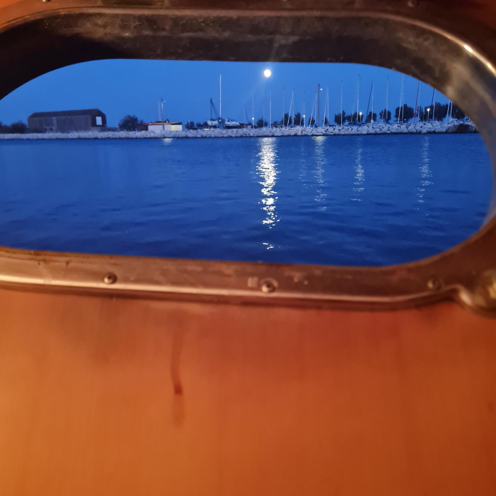 Nuit Insolite Bateau A Quai - Port Saint Louis Du Rhone Kültér fotó