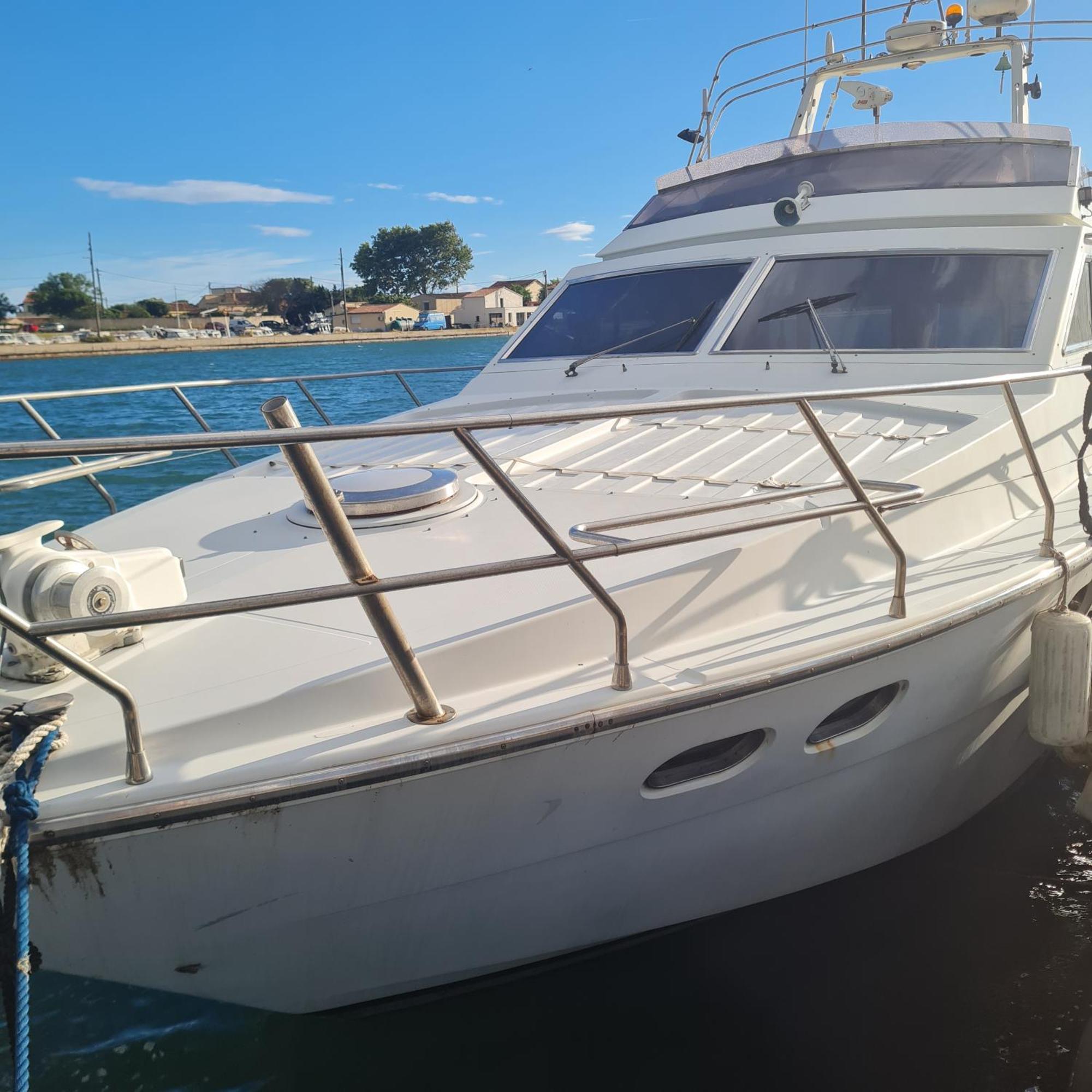 Nuit Insolite Bateau A Quai - Port Saint Louis Du Rhone Kültér fotó