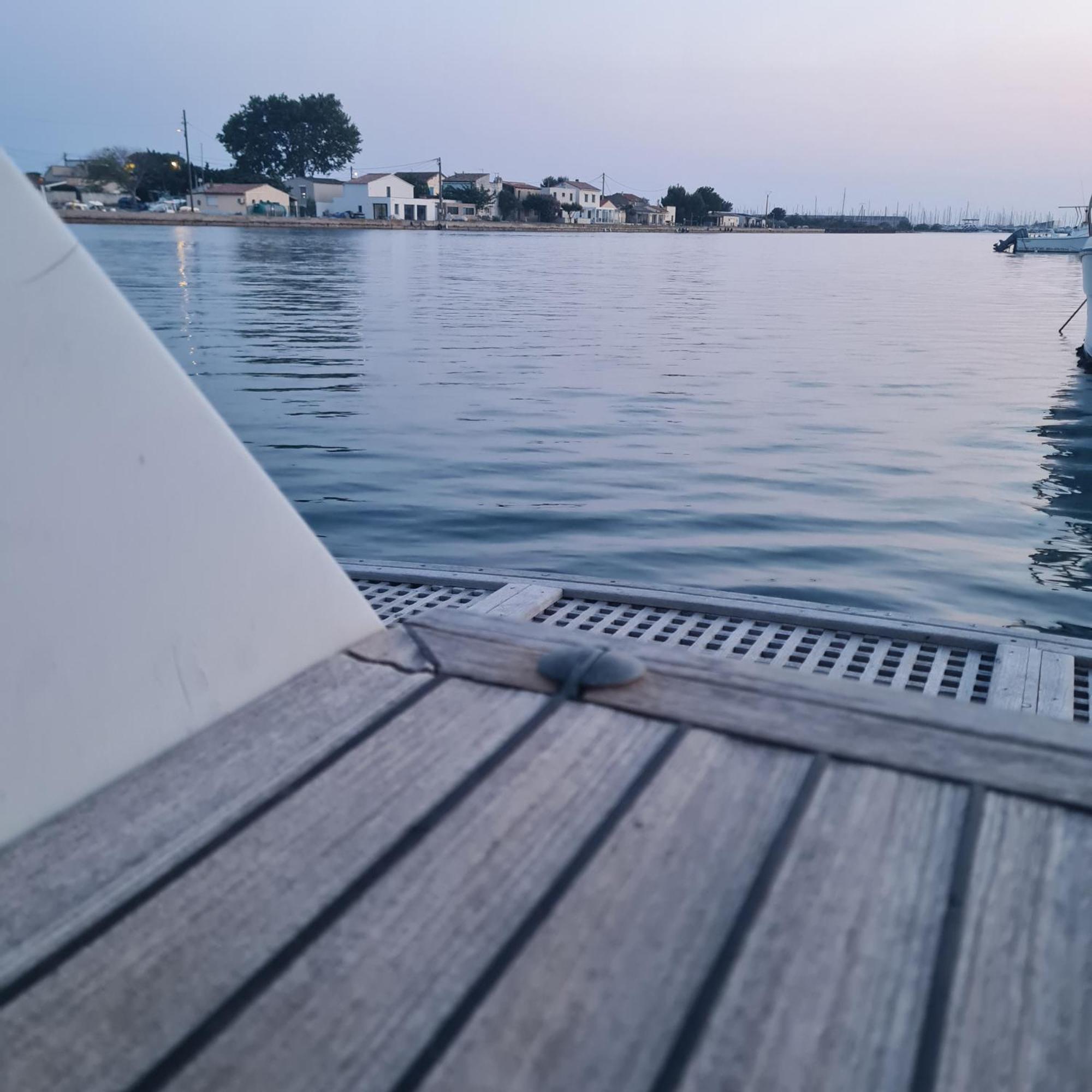 Nuit Insolite Bateau A Quai - Port Saint Louis Du Rhone Kültér fotó