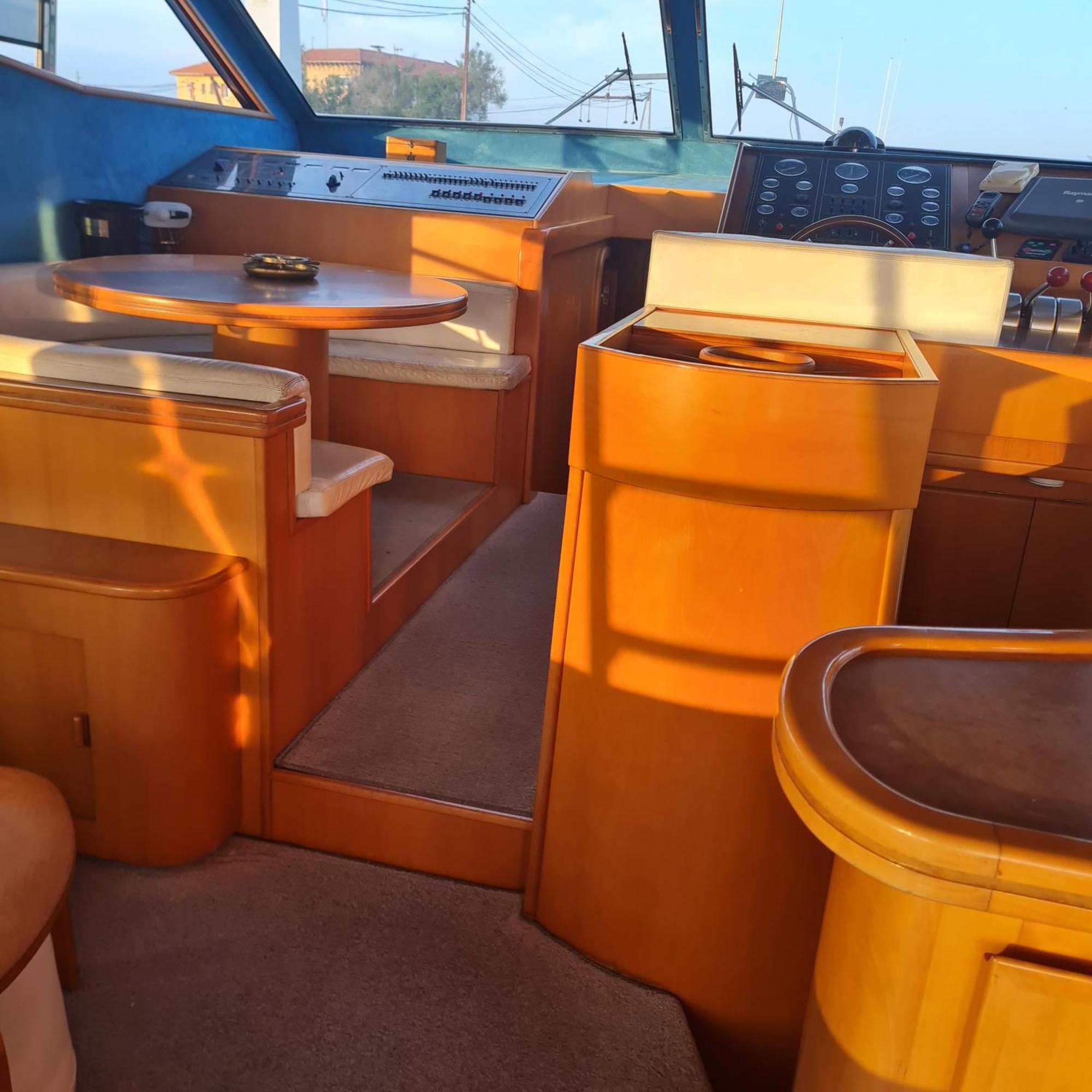 Nuit Insolite Bateau A Quai - Port Saint Louis Du Rhone Kültér fotó