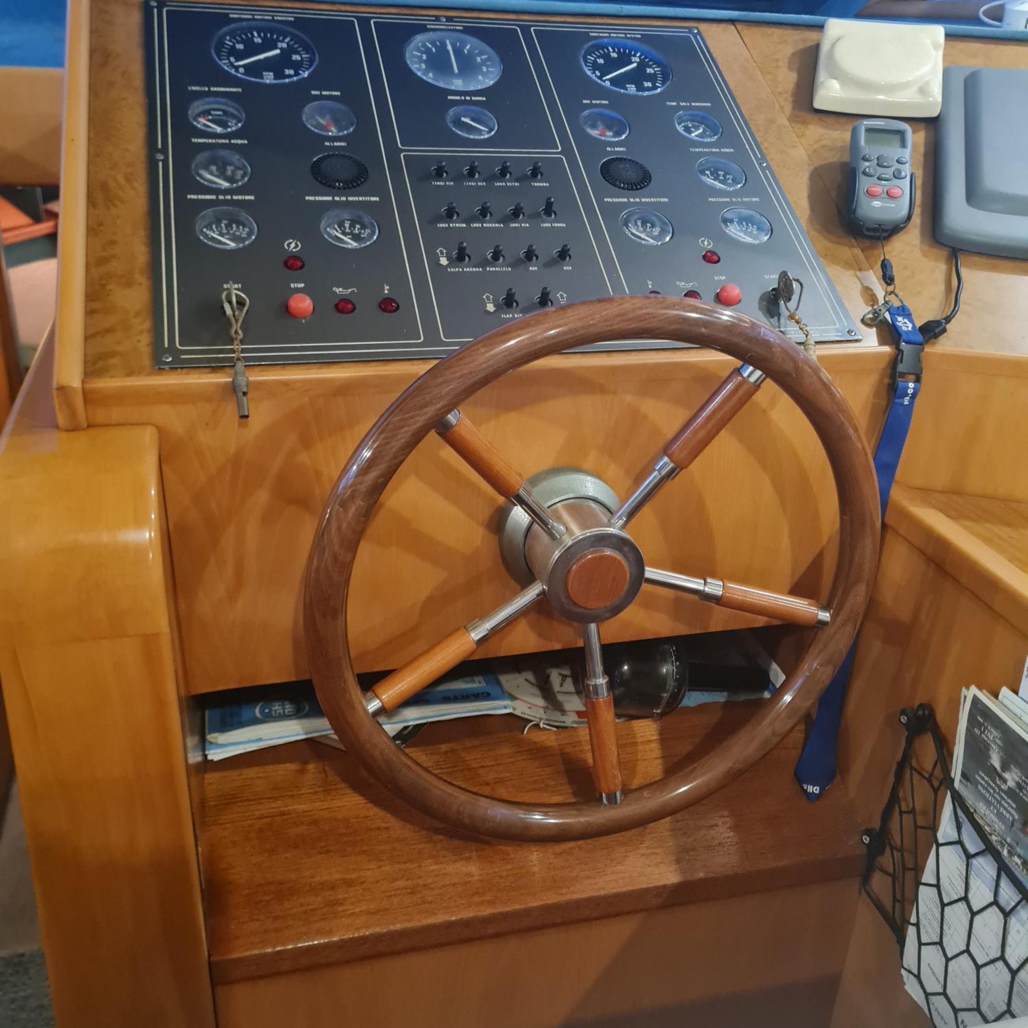Nuit Insolite Bateau A Quai - Port Saint Louis Du Rhone Kültér fotó